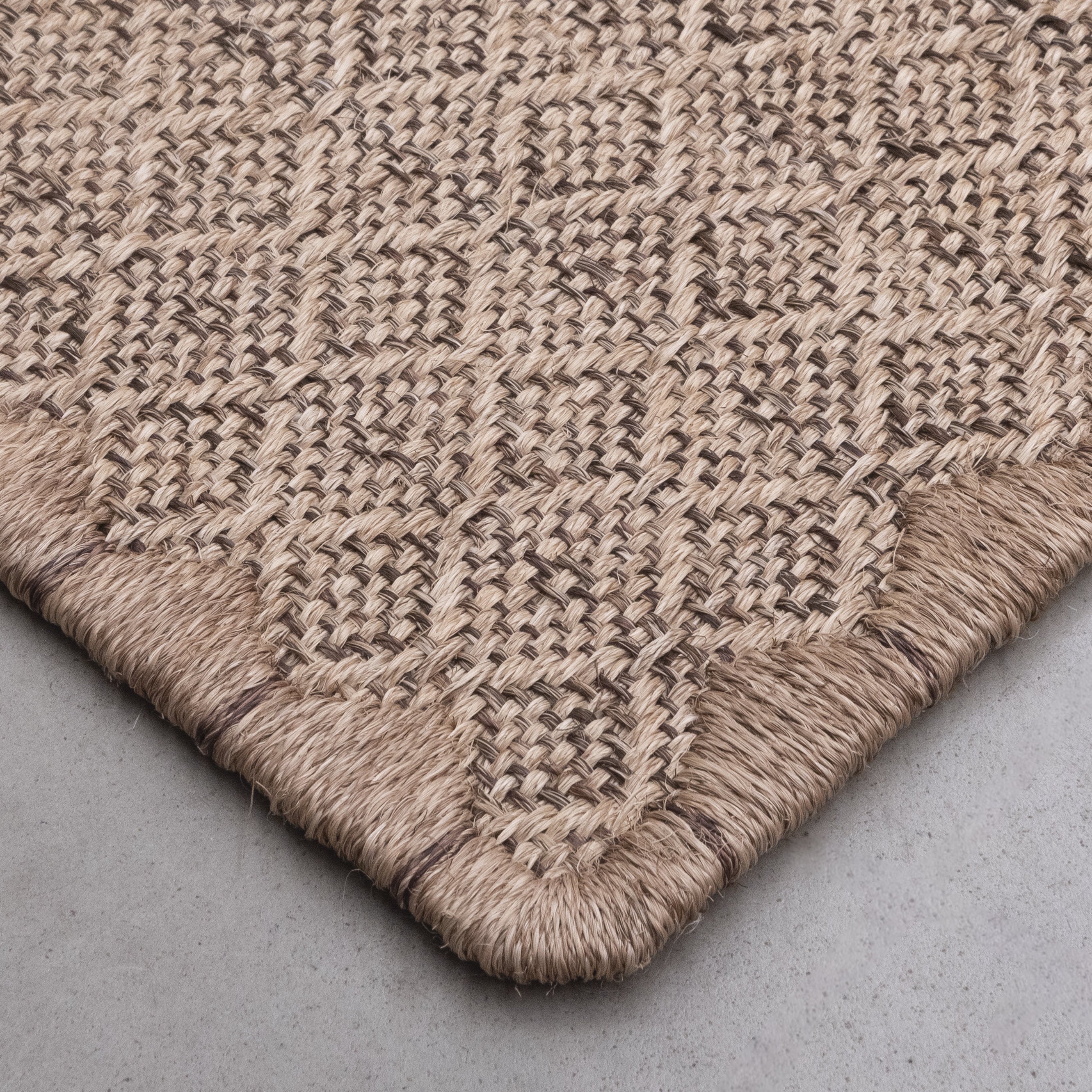 ALUNA WEAVE RUG IN NATURAL AND COFFEE FIQUE FIBER