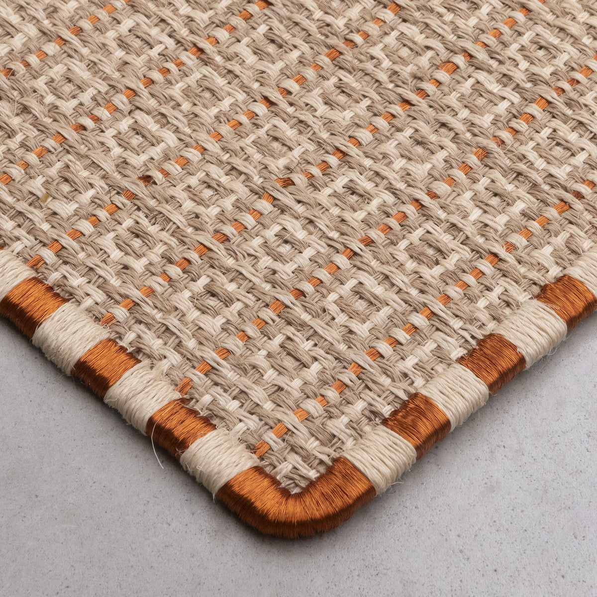 CUADROS WEAVE RUG IN WHITE FIQUE FIBER WITH COPPER AND NATURAL FIQUE FIBER
