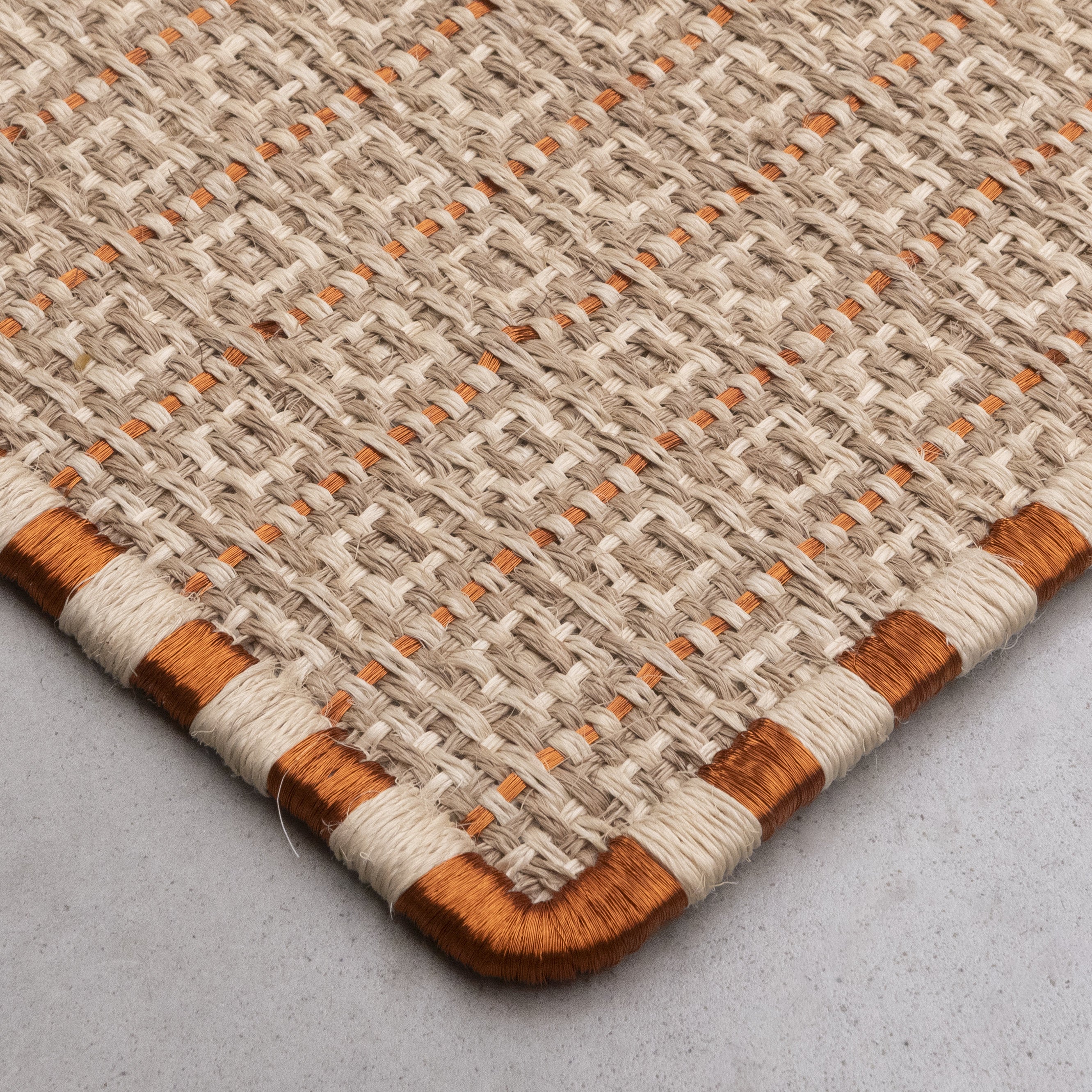 CUADROS WEAVE RUG IN WHITE FIQUE FIBER WITH COPPER AND NATURAL FIQUE FIBER