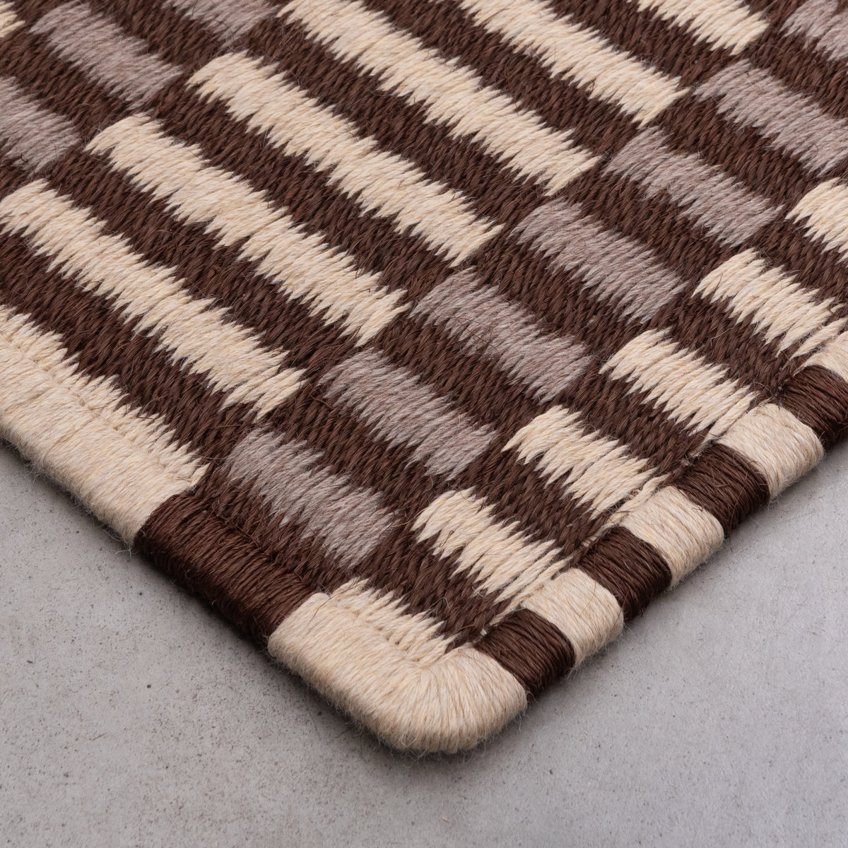 AXXIS WEAVE RUG IN COFFEE FIQUE FIBER, NATURAL AND TAUPE ALPACA