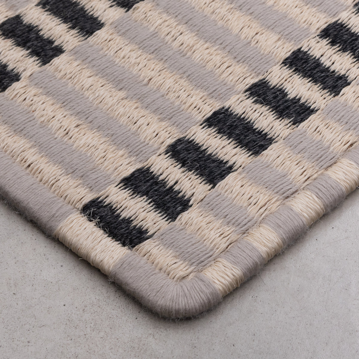 AXXIS WEAVE RUG IN WHITE FIQUE FIBER WITH BONE AND BLACK-GRAY ALPACA