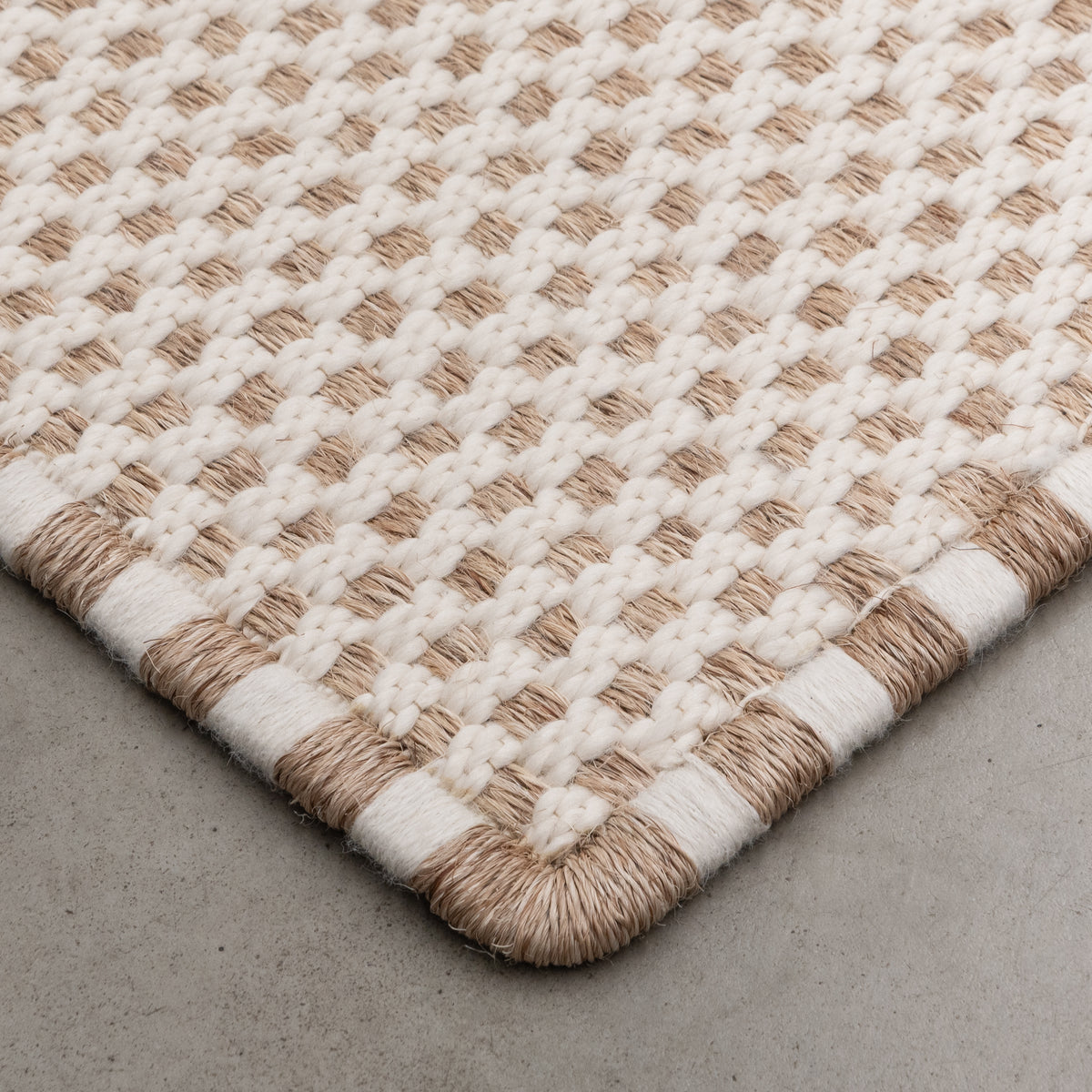 KANASPI WEAVE RUG IN NATURAL FIQUE FIBER AND WHITE MOTÓN ALPACA