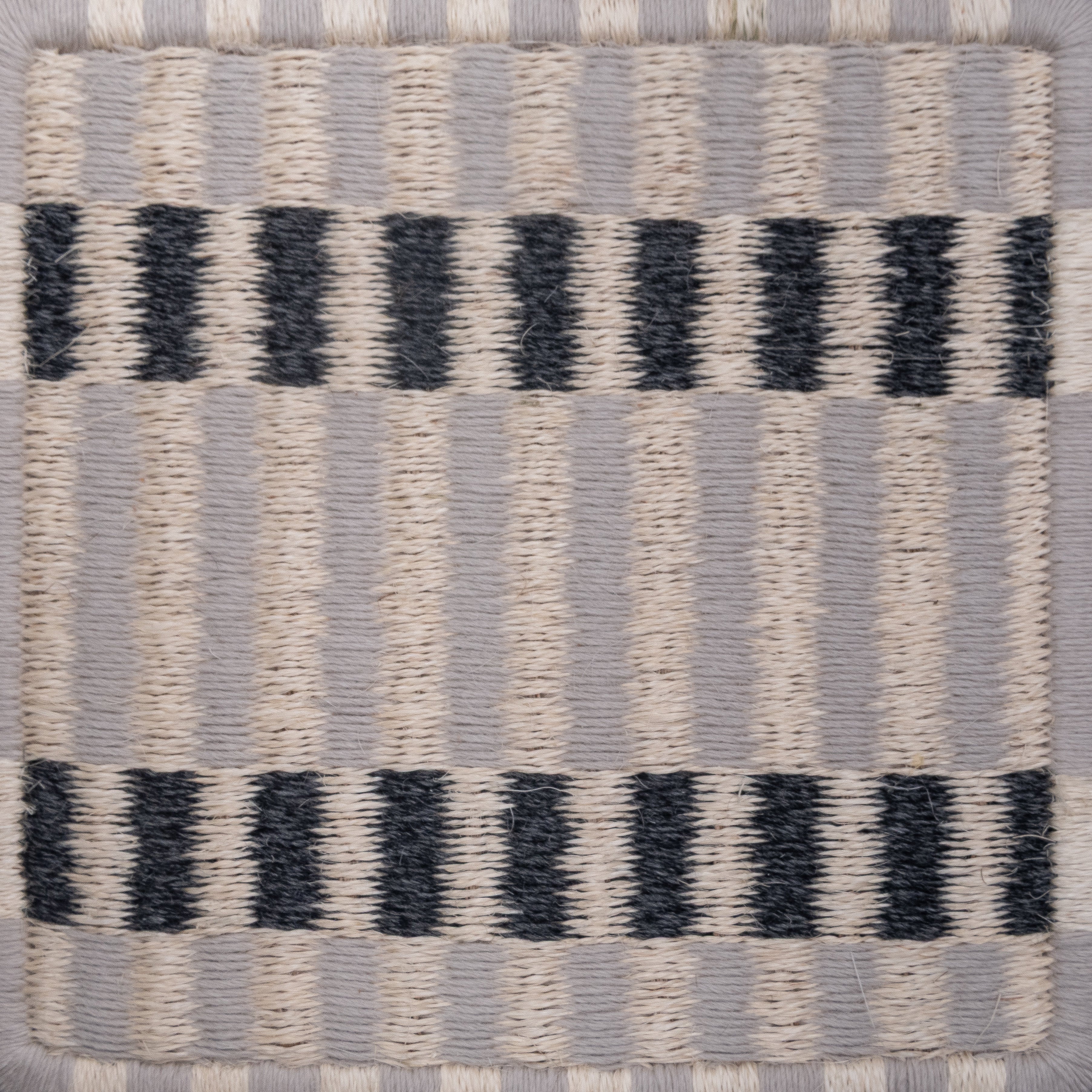 AXXIS WEAVE RUG IN WHITE FIQUE FIBER WITH BONE AND BLACK-GRAY ALPACA